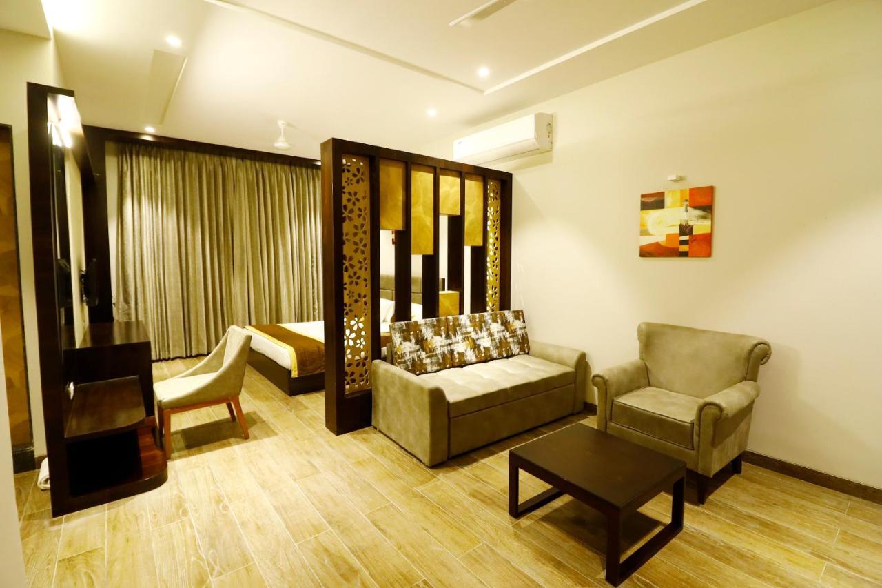 Hotel The Royal Inn Baramati Ngoại thất bức ảnh