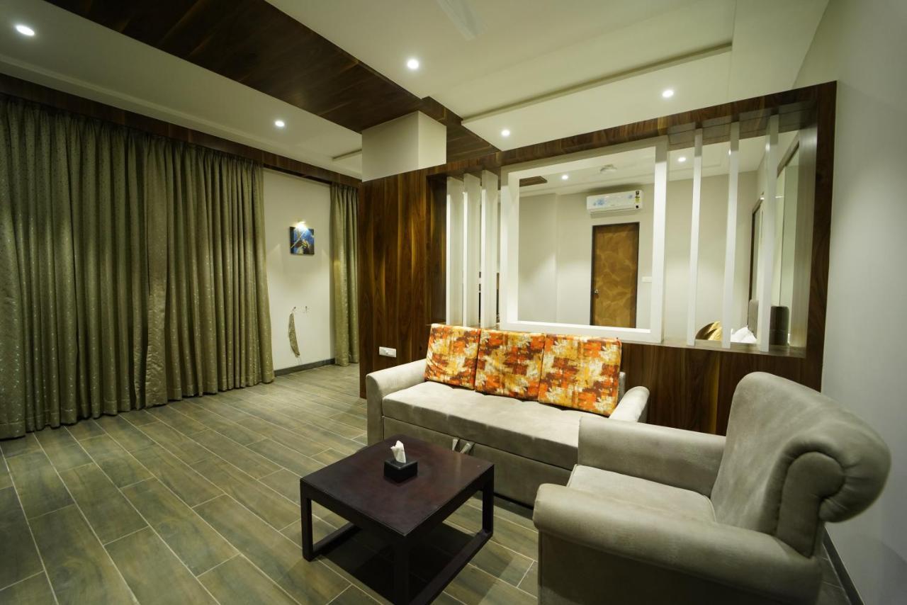 Hotel The Royal Inn Baramati Ngoại thất bức ảnh